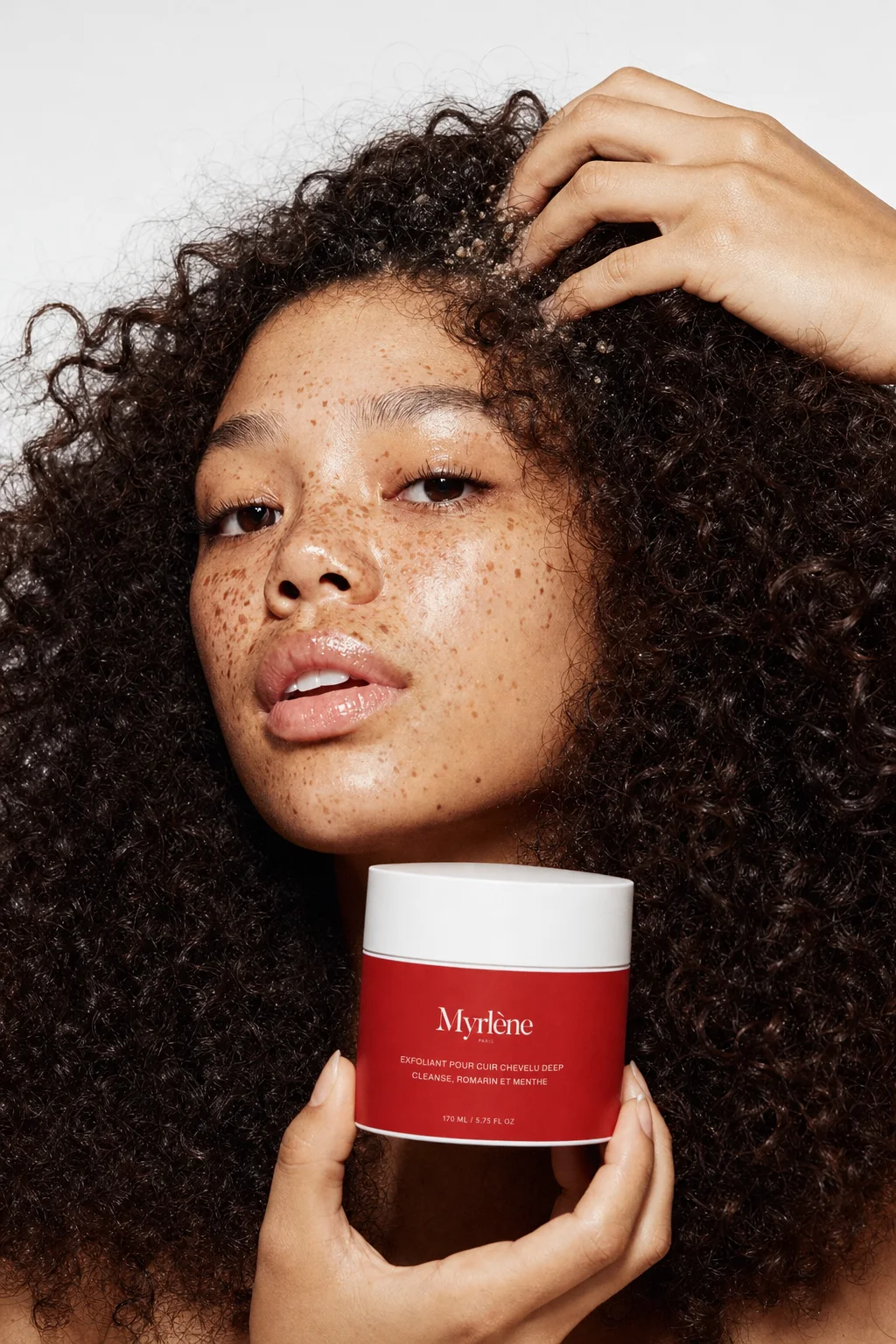 Massage du cuir chevelu avec l’exfoliant Myrlène Paris