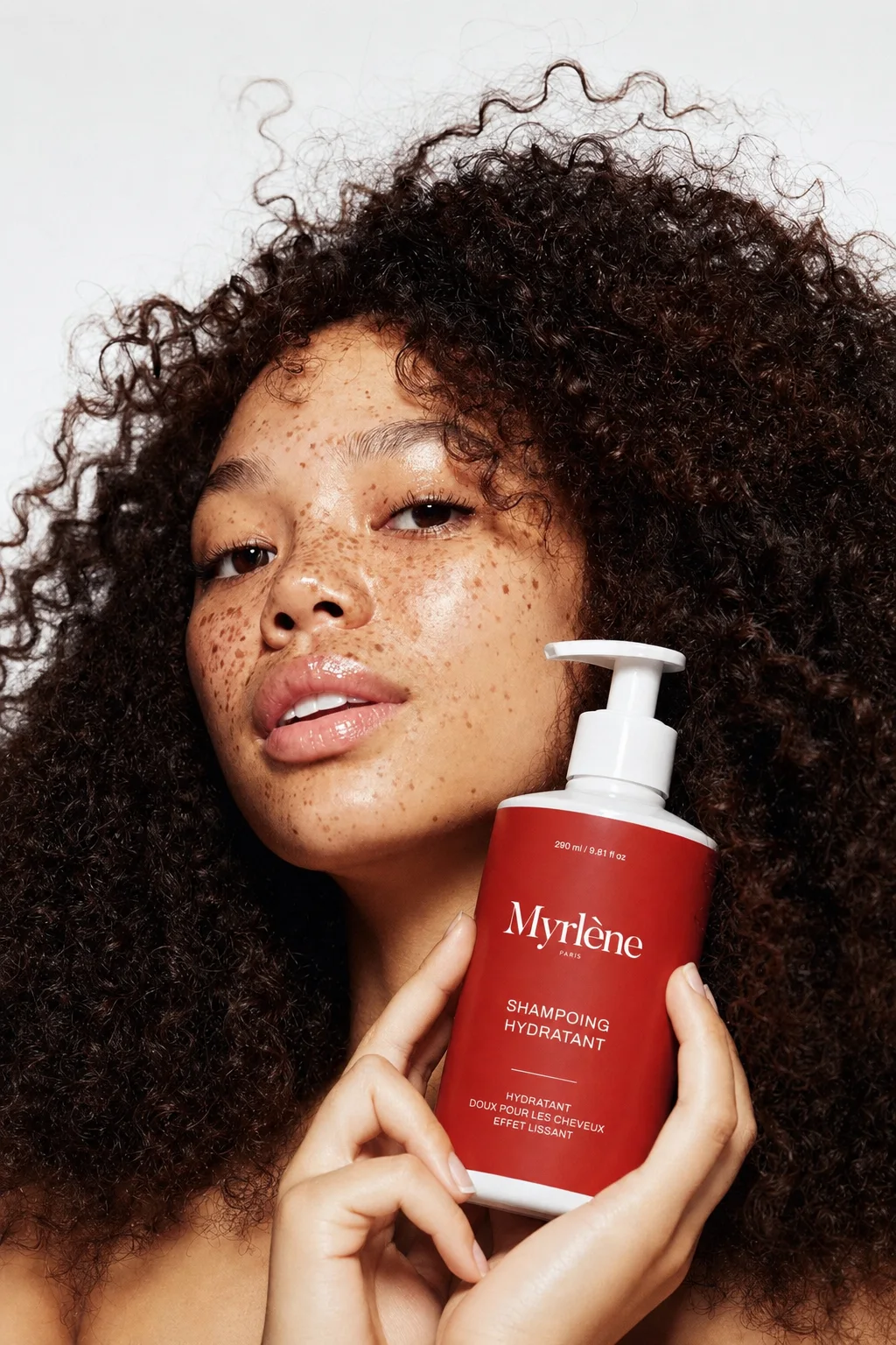 Shampoing hydratant Myrlène Paris tenu à deux mains